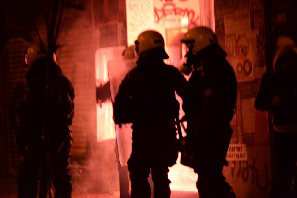 Masovni napad 150 mladića na policijsku stanicu!