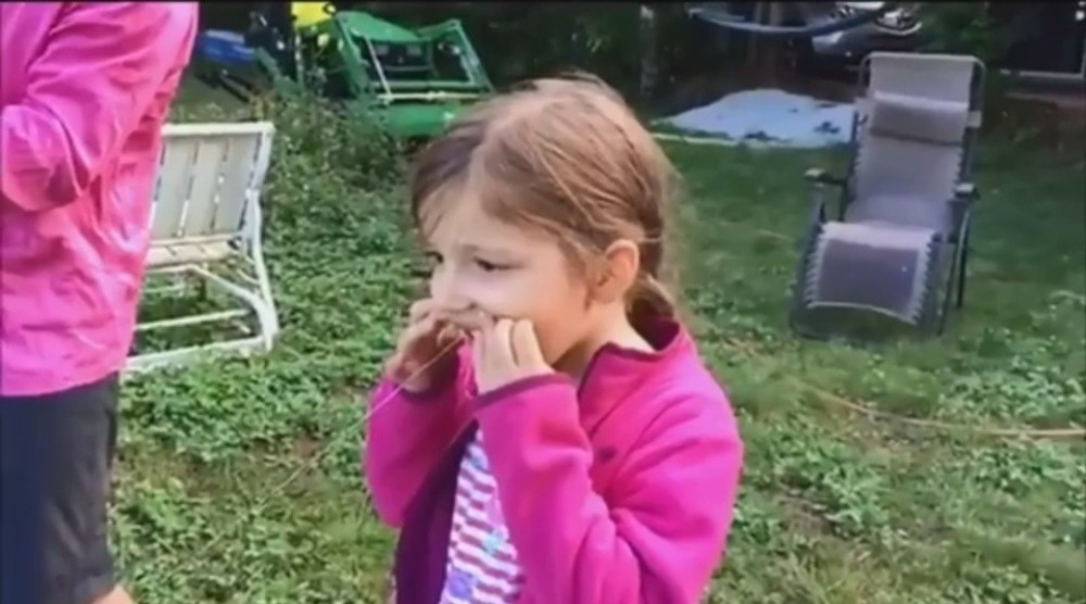 Detetu vadi zube dronom