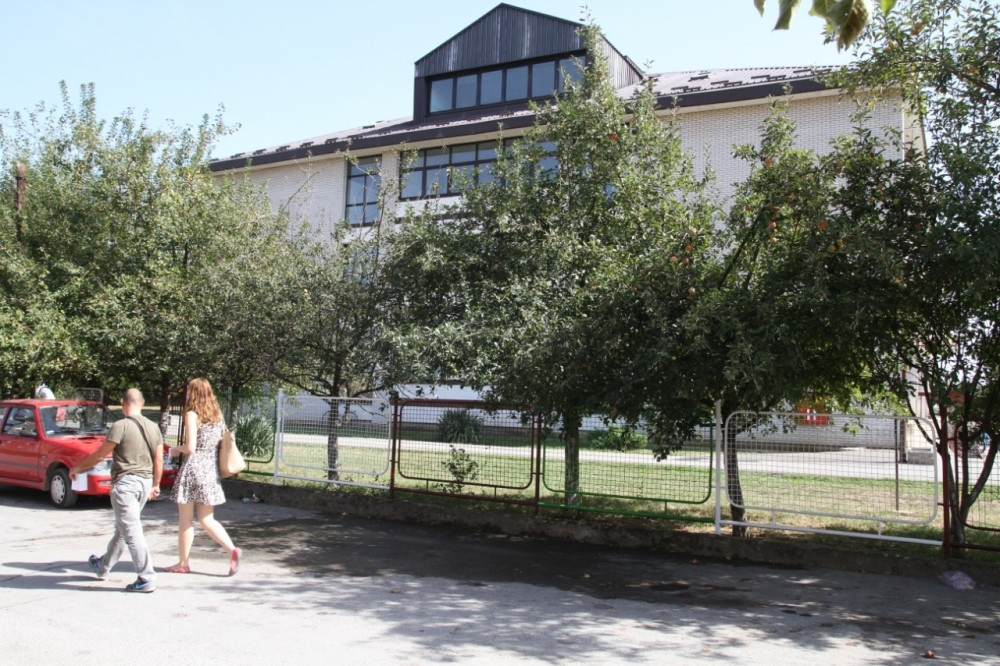 Nožem ubio učiteljicu pred decom!