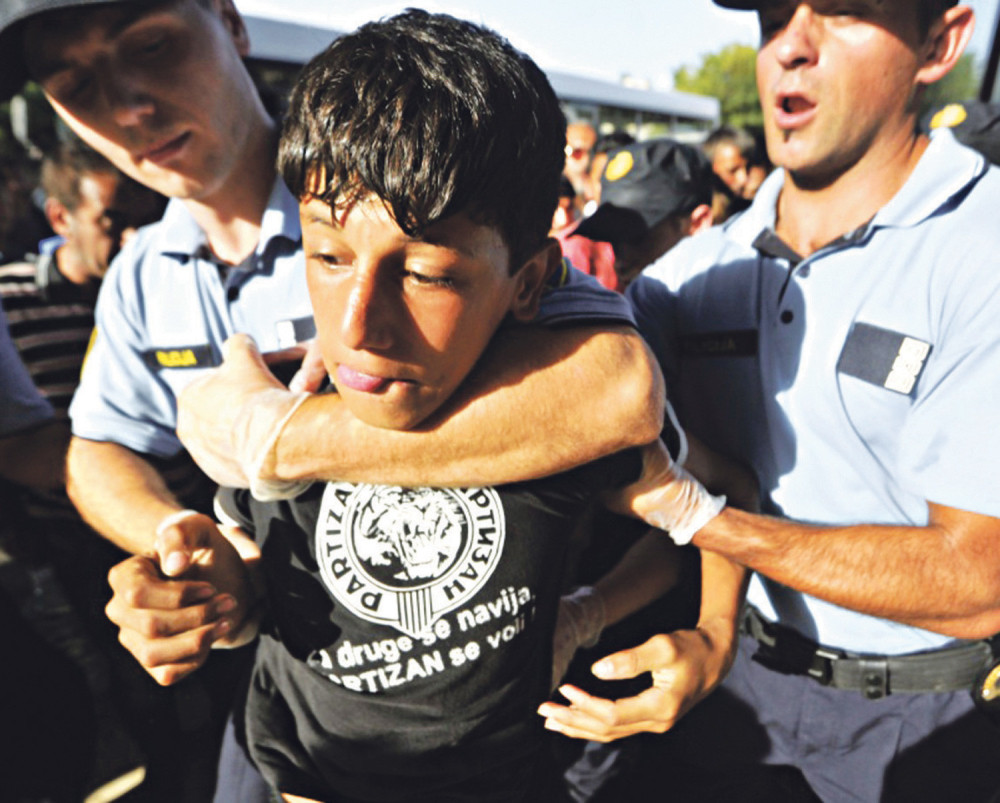 Sve ih pakuj u vlak! Što ih niste zadržali u Srbiji!?