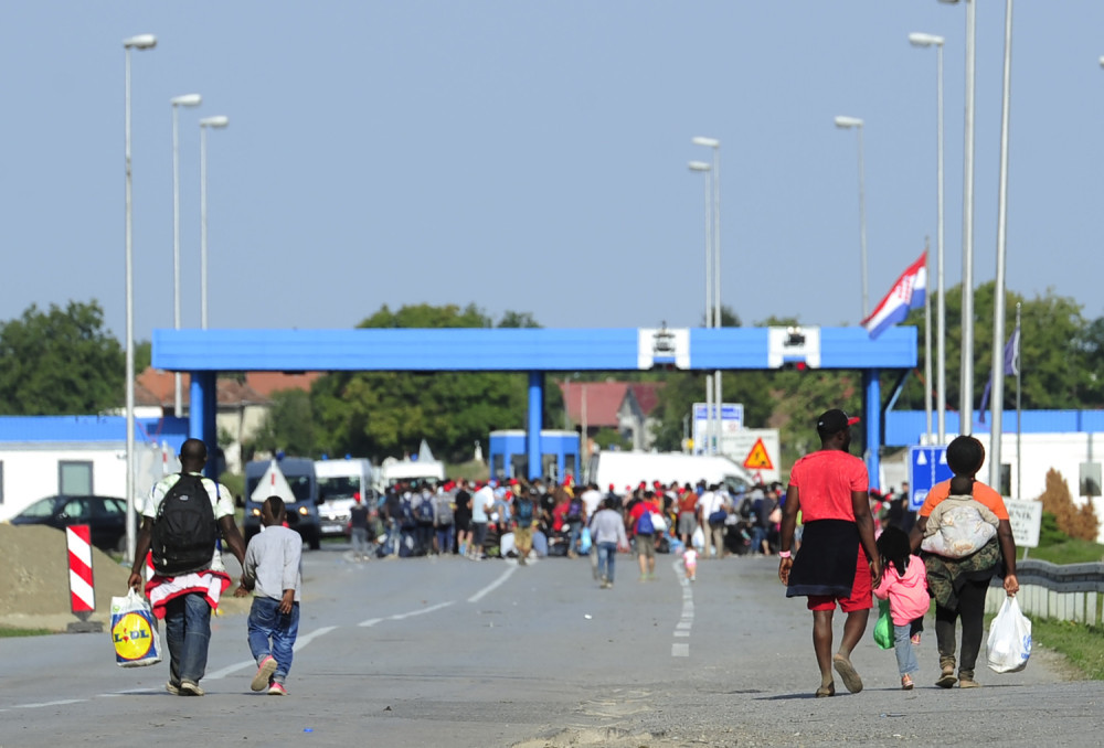 Porodice razdvojene, deca vrište, žene plaču (FOTO)