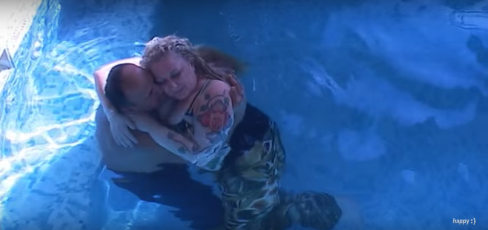 Zmaj pokušao da "ušteka" u bazenu! (VIDEO)