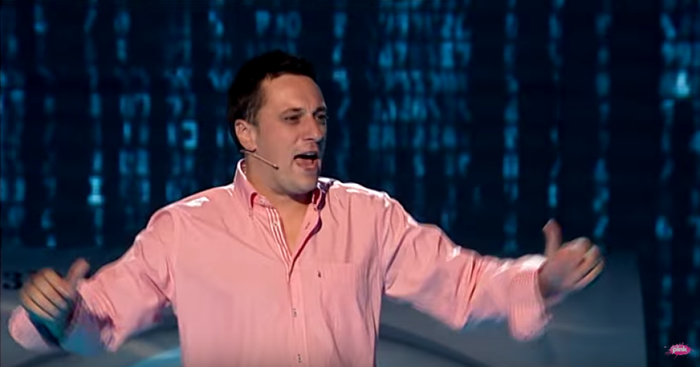 Zgodan, voli punije dame, a nikada nije imao devojku (FOTO + VIDEO)