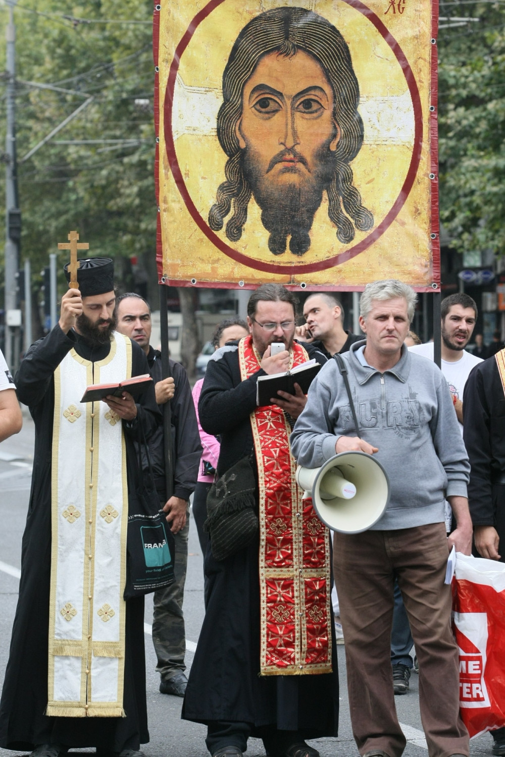 Popovi došli da "okade" Paradu