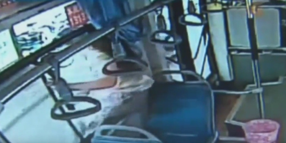 Žena iskočila kroz prozor autobusa u pokretu