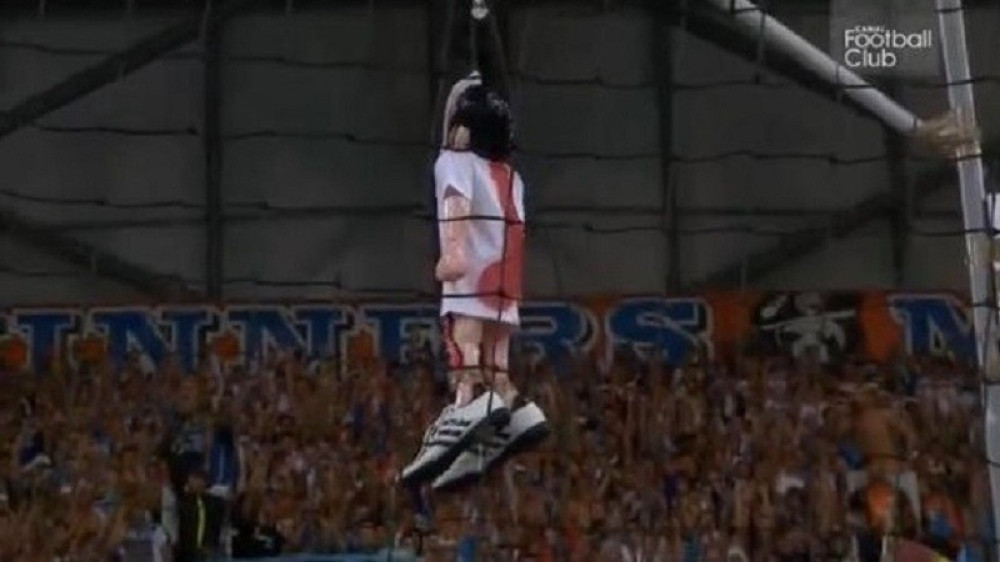 Uhapšen navijač koji je "obesio" Valbuenu!