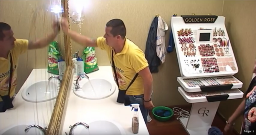 Dlake i prljav veš svuda po vili (VIDEO)