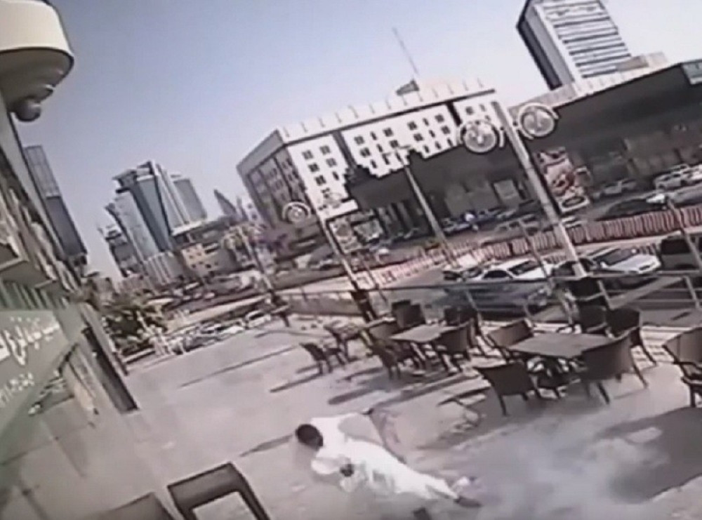 Palo mu staklo na glavu, a on - odšetao (VIDEO)