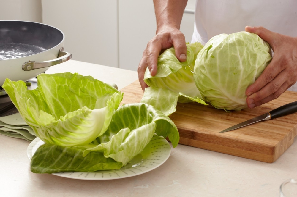 Obloga od kupusa i meda, provereno pomaže kod bronhitisa, upale pluća, astme