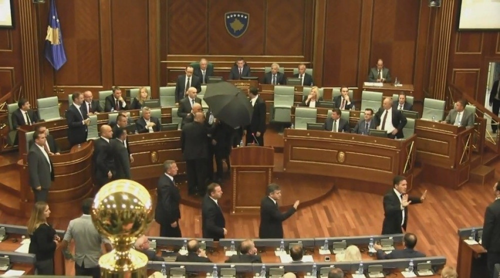 Lete jaja po parlamentu u Prištini (VIDEO)