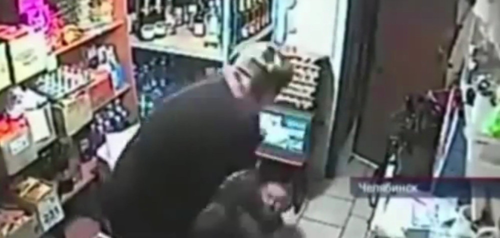 HIT~Bokser napao baku, ona ga nalupala ko vola! (VIDEO)