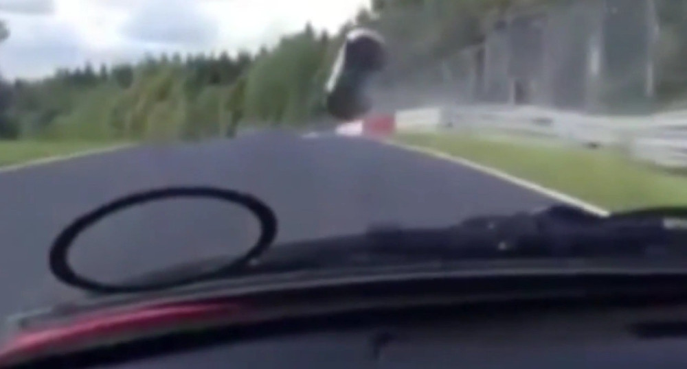 Vozač preživeo neverovatnu saobraćajku! (VIDEO)