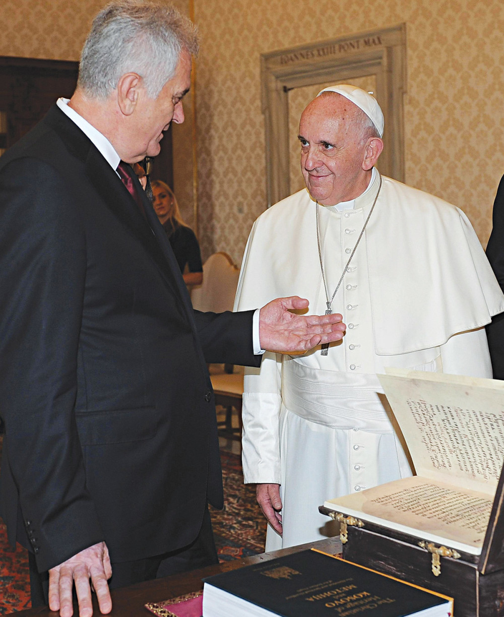 Predsednik umislio da je kao papa