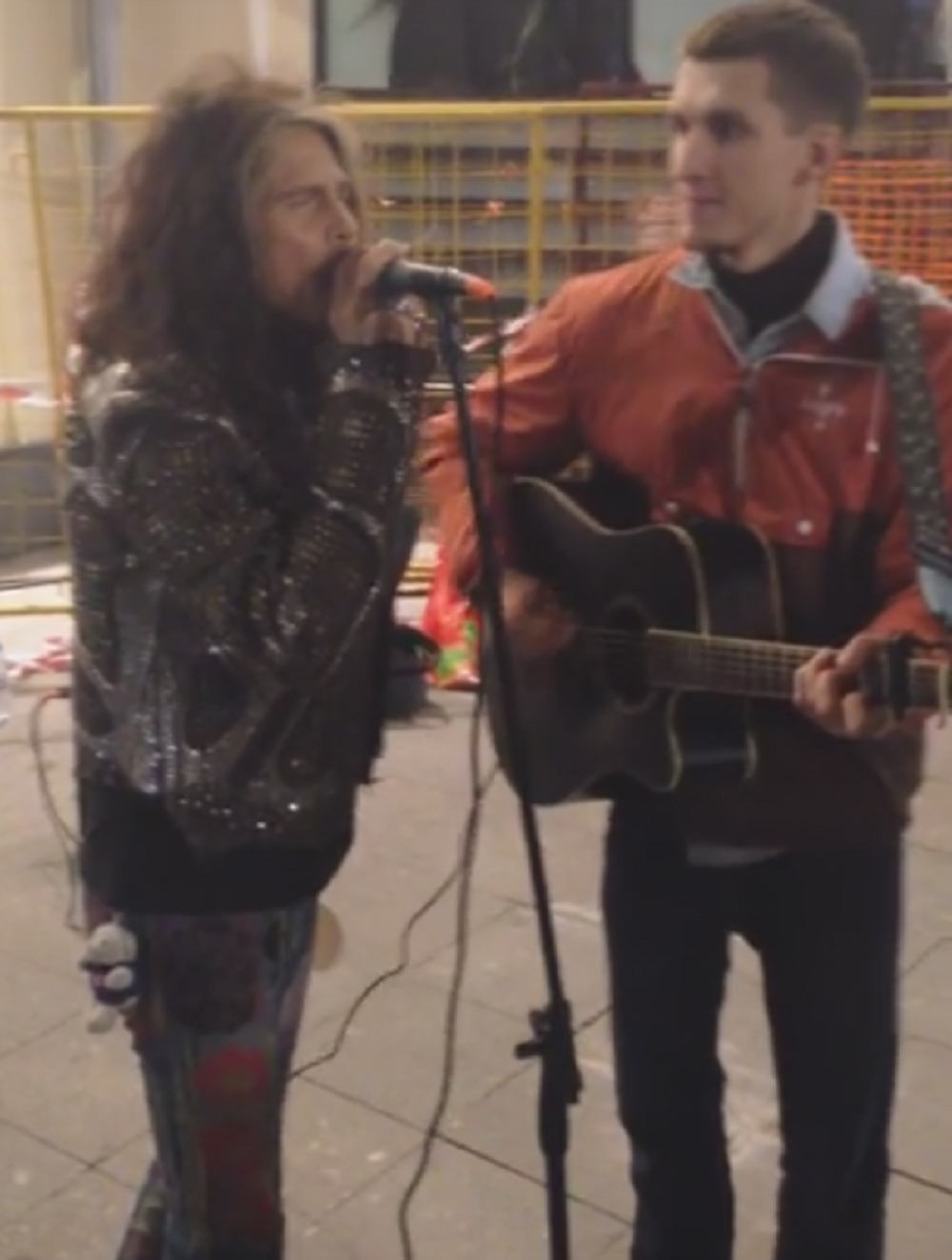 Legendarni muzičar nastupio sa uličnim sviračem!