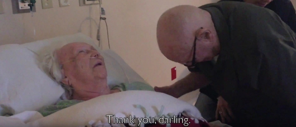 Muž otpevao serenadu supruzi na samrti (DIRLJIV VIDEO)