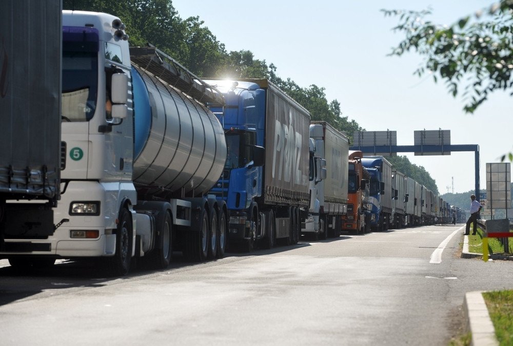 Kilometarske kolone, kamiondžije najavljuju blokadu