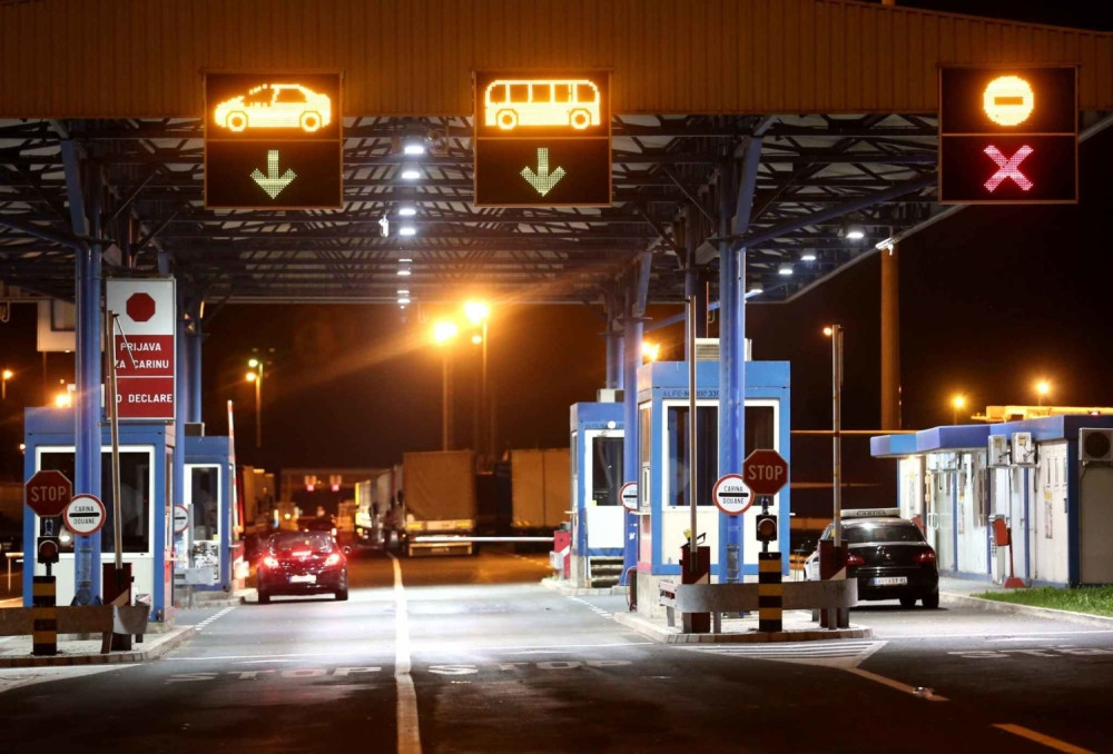 Carinici otkrili četiri migranta na prelazu Batrovci