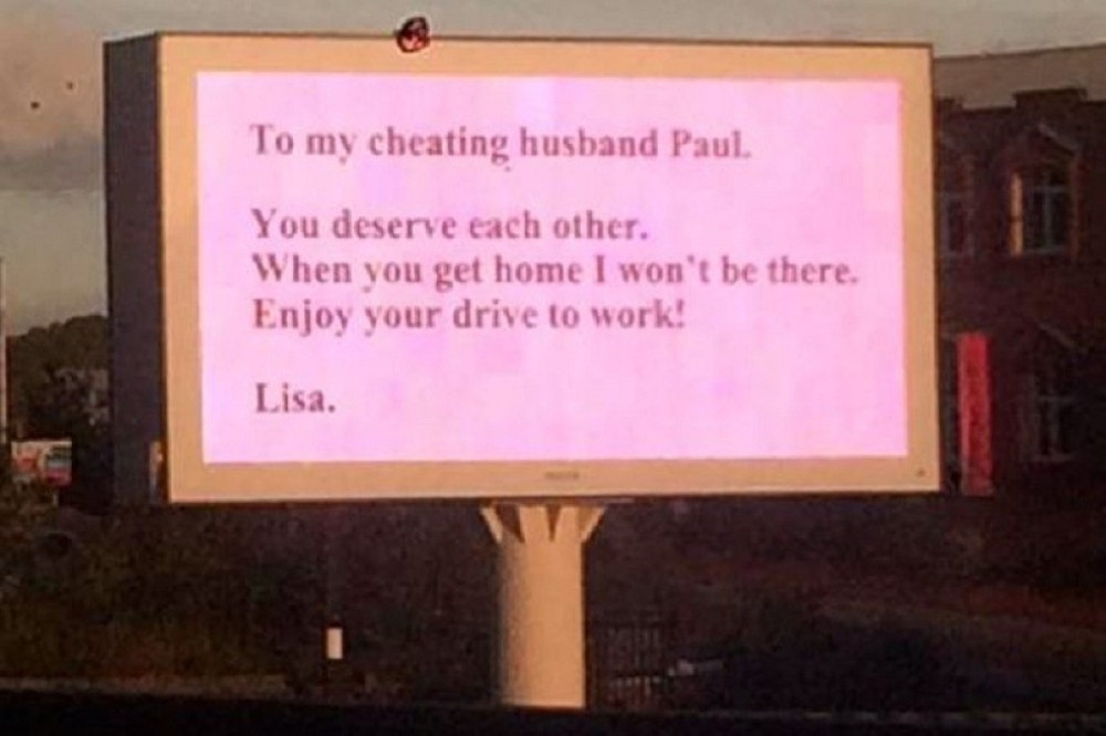 Ostavila muža preko bilborda! (FOTO)