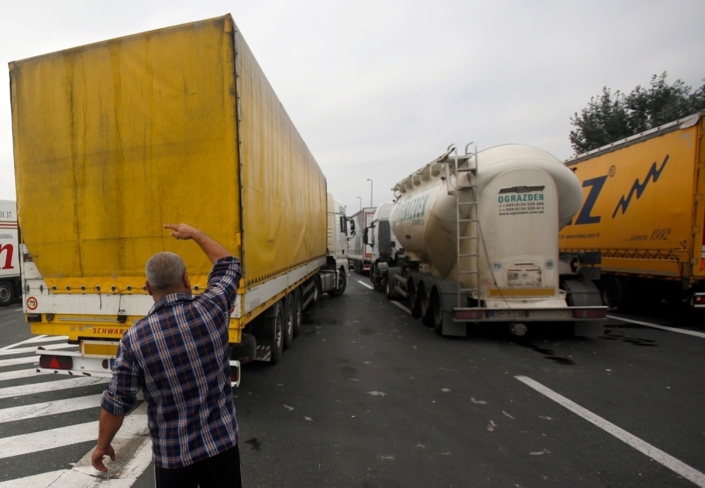 HILJADE LJUDI ZAROBLJENO na granici Srbije i Makedonije!