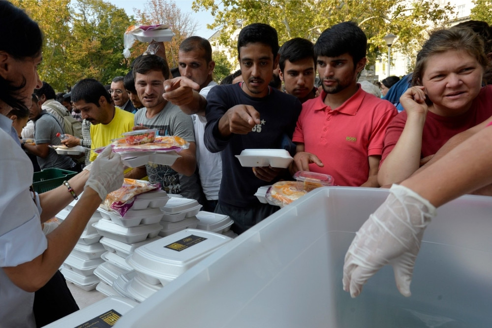 Bajramska sofra u parku kod Autobuske stanice u Beogradu