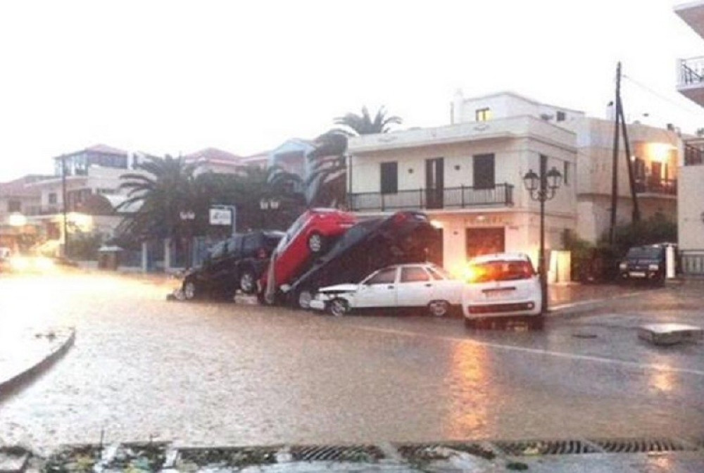 Bujica nosila vozila u more! (FOTO)