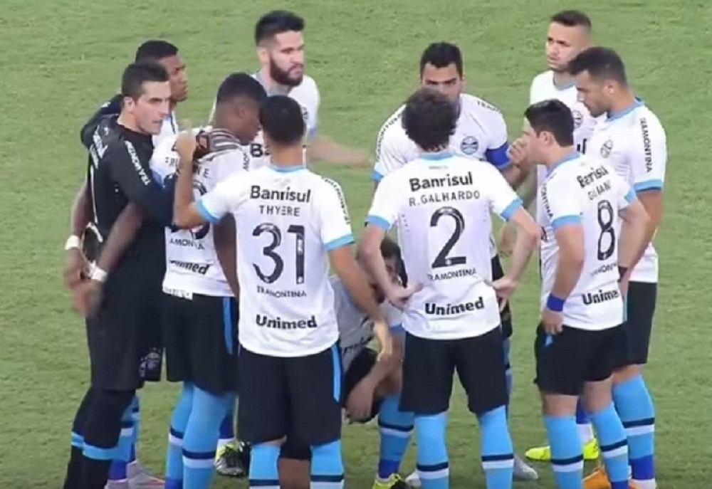 Fudbaler urinirao na terenu, saigrači ga pokrivali! (VIDEO)