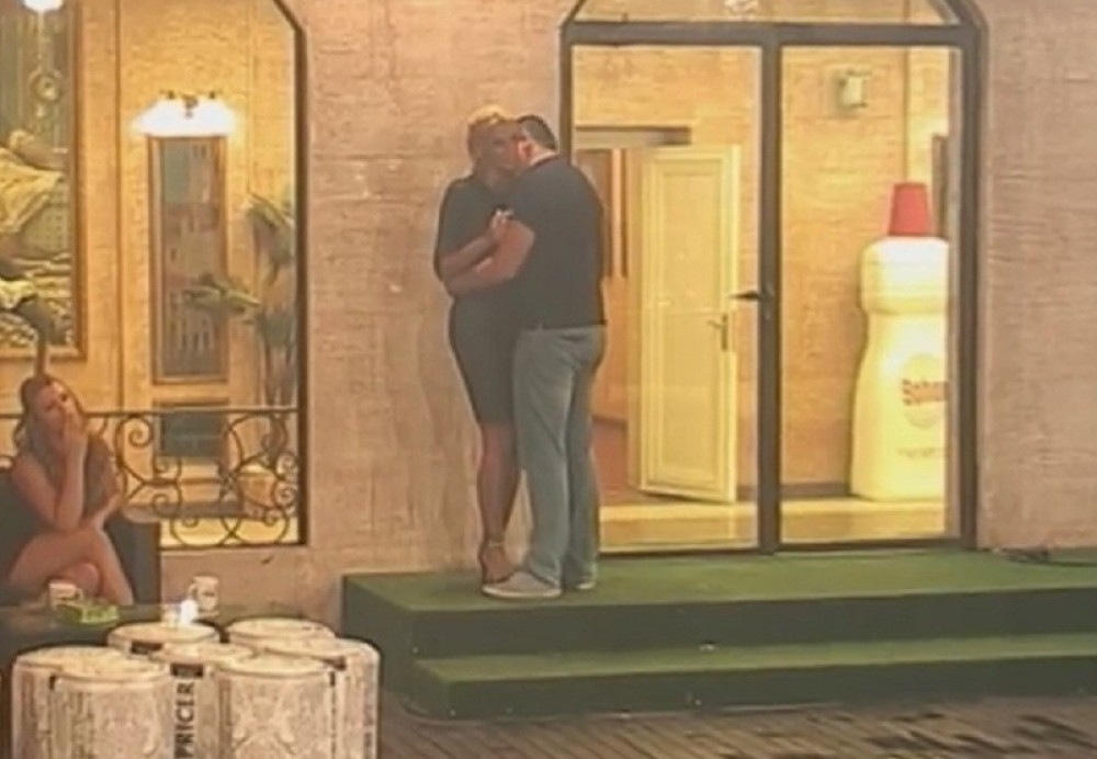 Marko se bacio na Avu! (VIDEO)