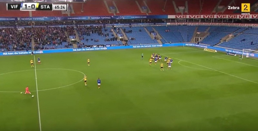 Golman postigao gol sa pola terena! (VIDEO)