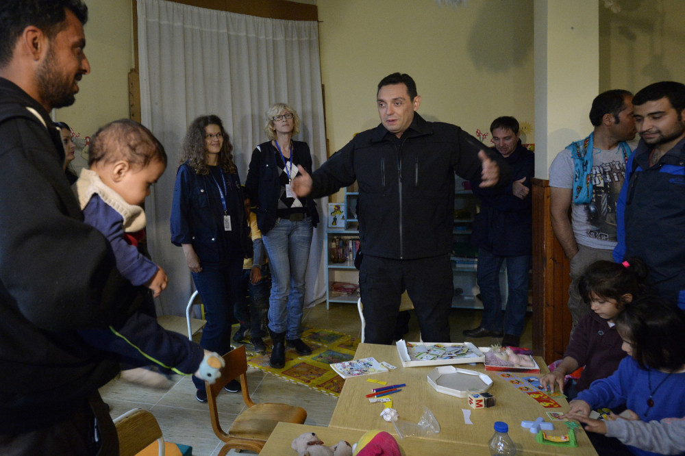 Vulin obišao izbeglice kod Šida