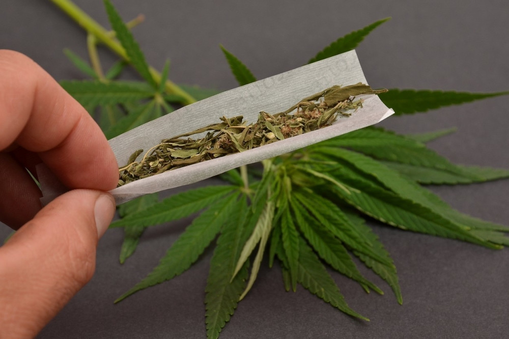 Devojka "rola" džoint na utakmici, kamera je snimila