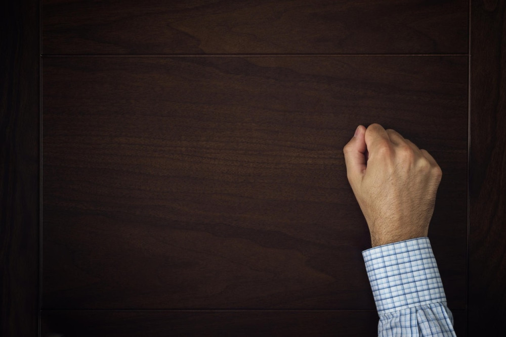 Preminuo u stanu, a komšije danima oklevale da obiju vrata zbog birokratije