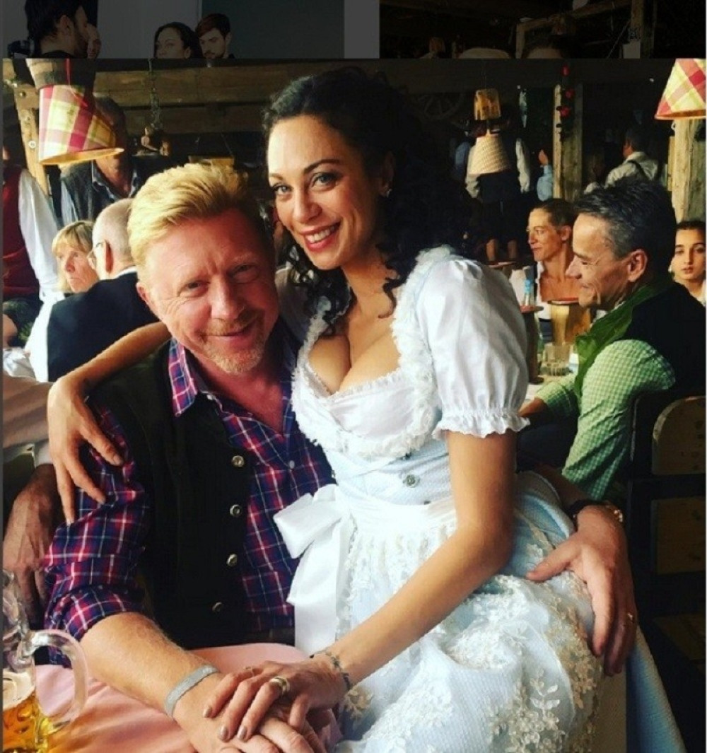 Svi buljili u poprsje Bekerove žene! (FOTO)