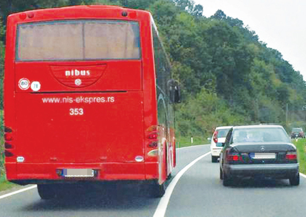 Vozač pretiče kolonu preko pune linije!