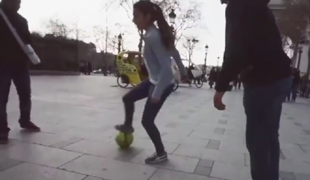 Ovako Liza izvodi akrobacije sa loptom! (VIDEO)