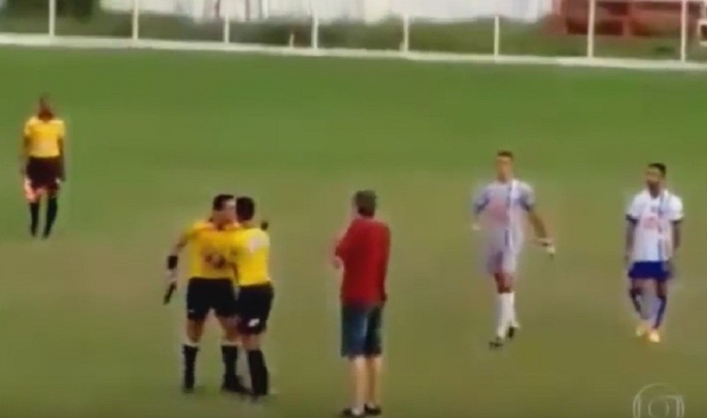 Sudija potegao pištolj na fudbalskoj utakmici! (VIDEO)