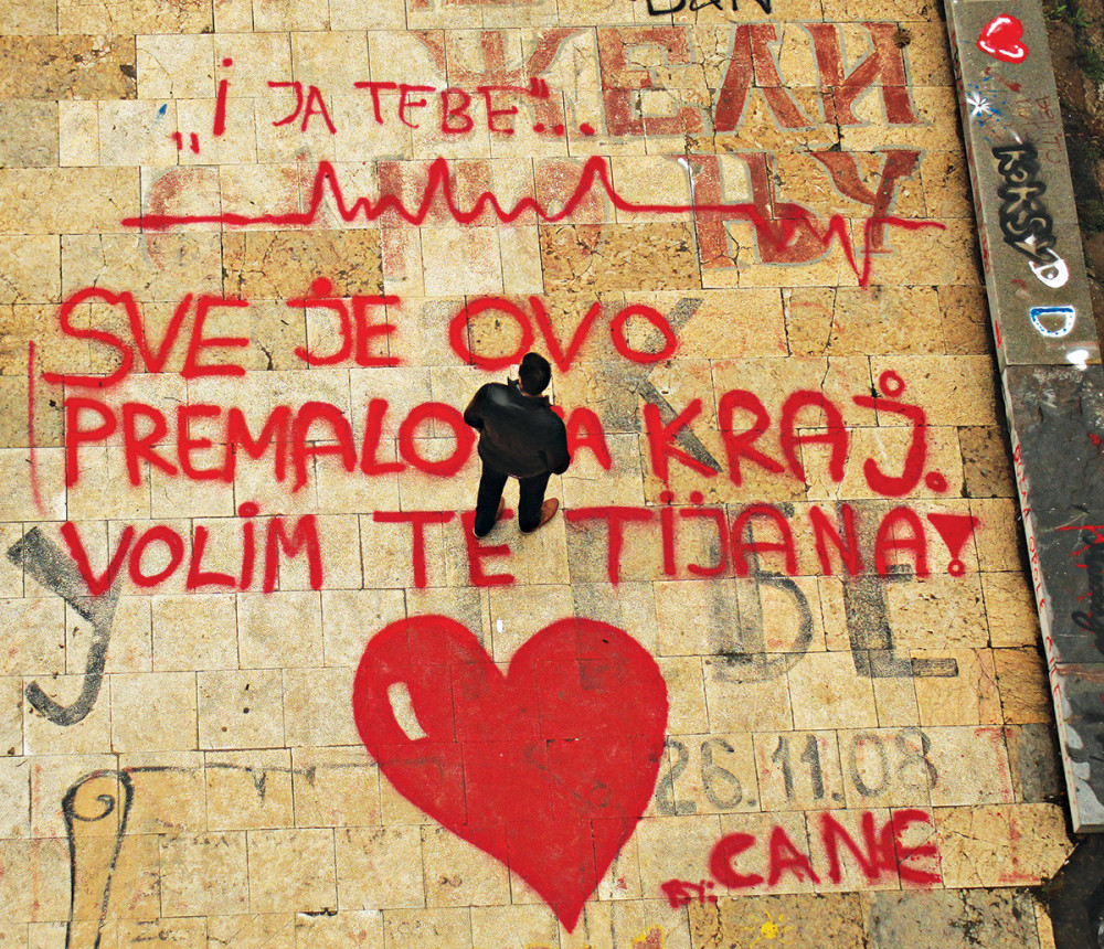 Skočio na pločnik sa iscrtanim srcem