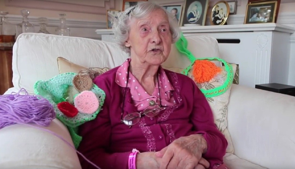 Ona ima 104 godine i bavi se prelepom uličnom umetnošću! (VIDEO)