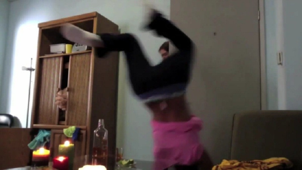 Tverkovanjem zapalila sobu - bukvalno! (VIDEO)