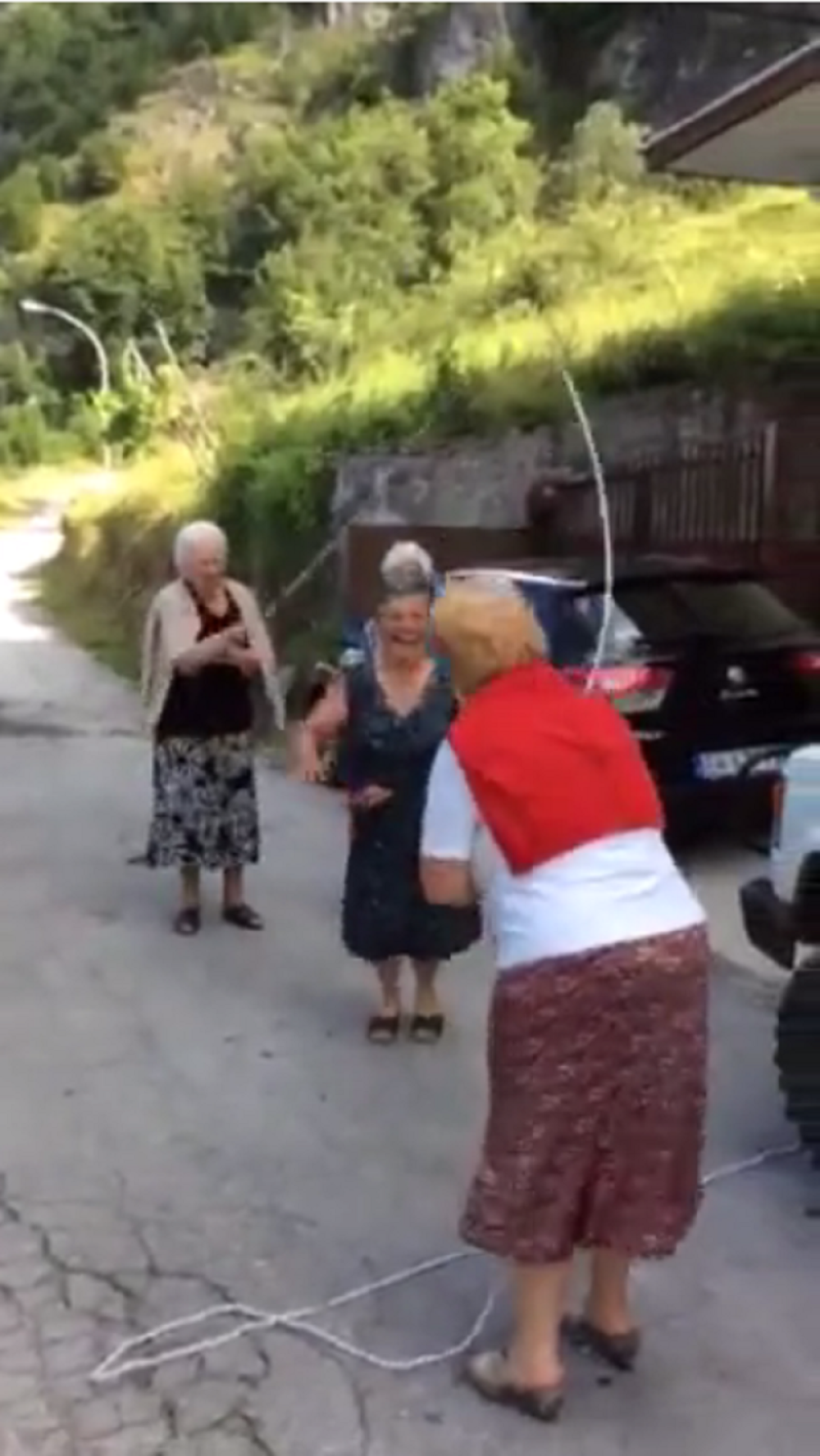 Evo kako bakice preskaču vijaču (VIDEO)