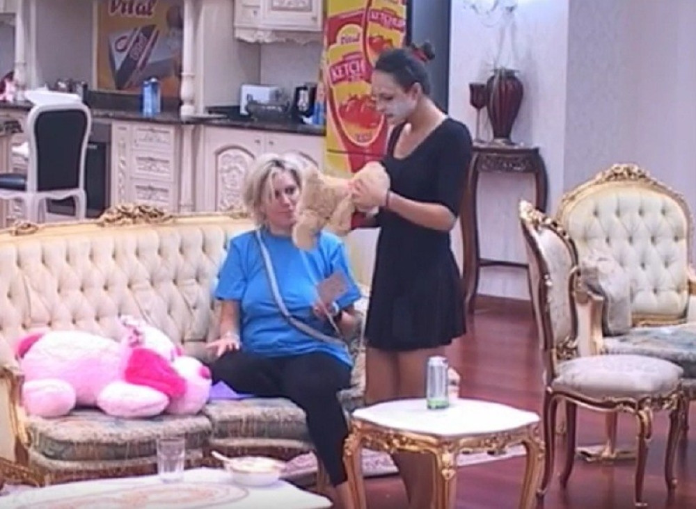 Jelenini fanovi poslali Ružici poklon! (VIDEO)