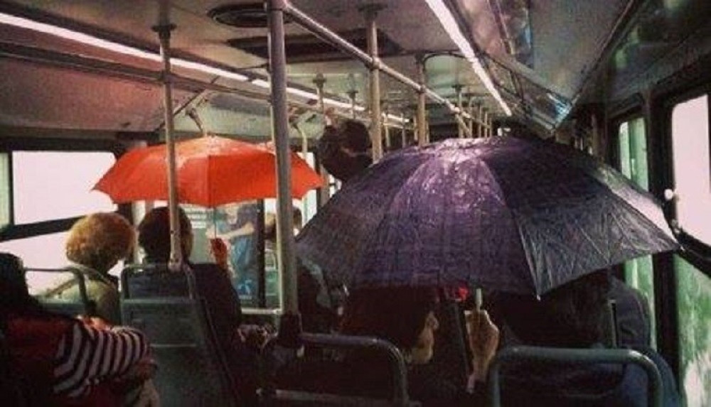 Otvorili kišobrane u busu kako ne bi pokisli (FOTO)