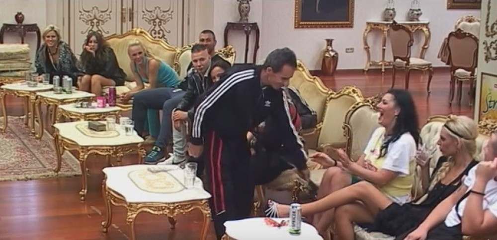 Ekrem bičevao Sašku i Vesnu (VIDEO)