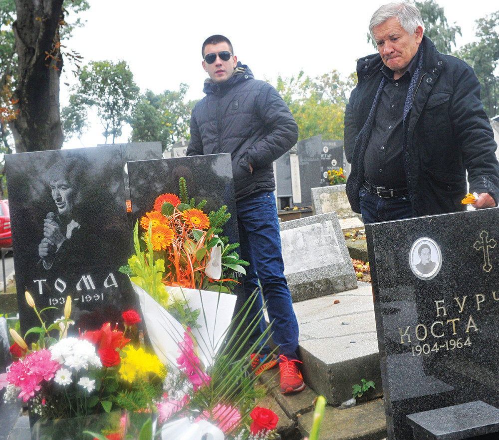 Porodica se ignorisala na Tominom grobu
