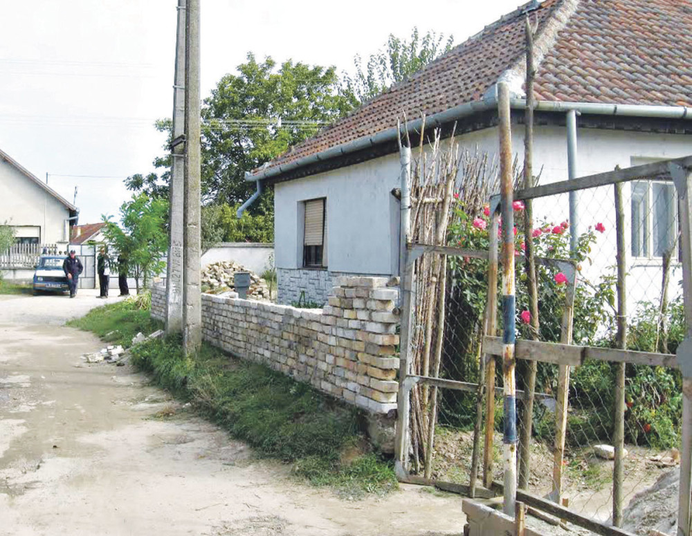 Bombom na troje dece zbog kapije