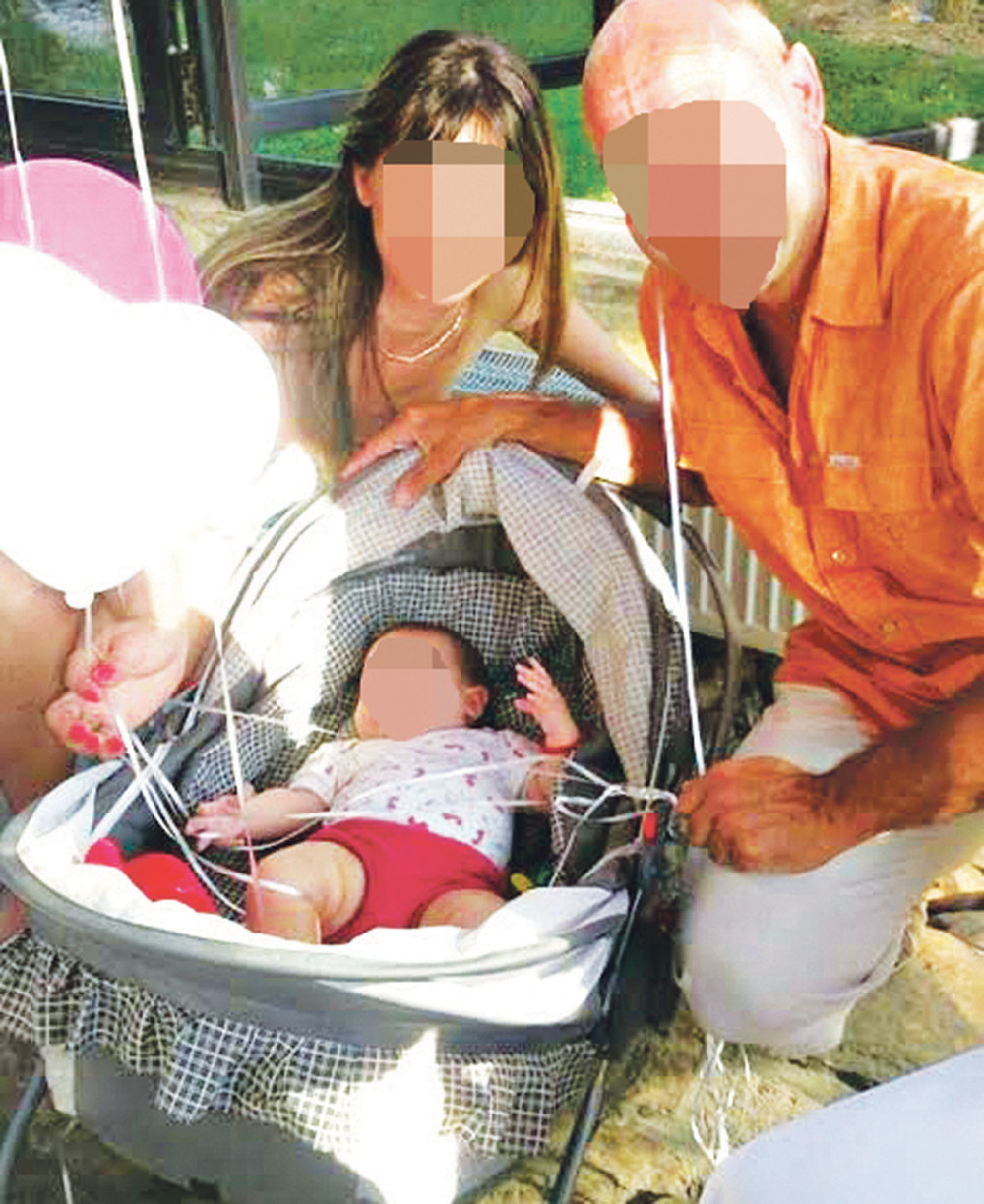 Majka htela da se zakolje pored mrtve bebe