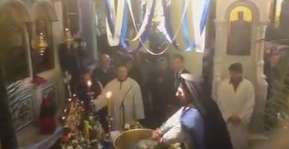 E, ovako se prska svetom vodicom (SMEHOTRESAN VIDEO)