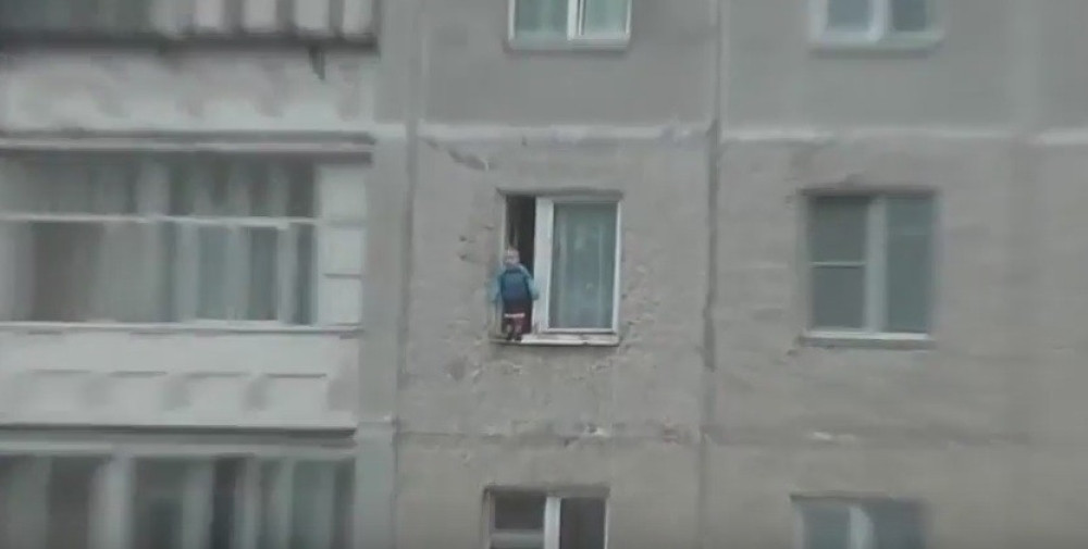 Dečak (2) iskoračio na prozor na osmom spratu (UZNEMIRUJUĆI VIDEO)