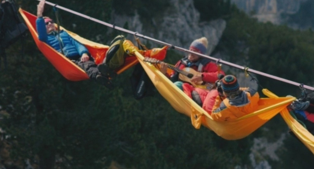 Neverovatan performans u ime mira (VIDEO)