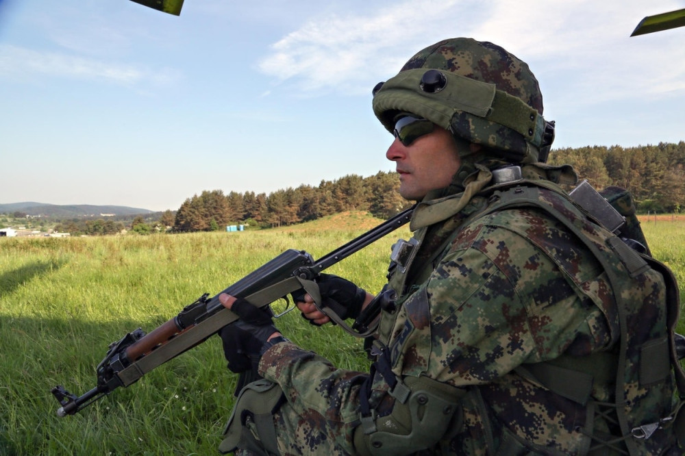 Da li vidite gde se krije vojnik? (FOTO+VIDEO)