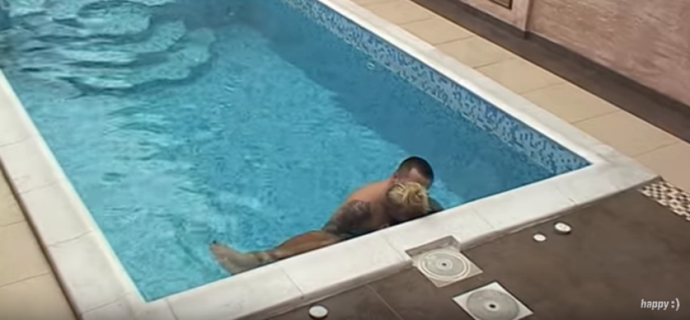 Marko navalio na Avu u bazenu (VIDEO)